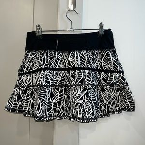 lululemon tennis/ golf skirt. Size 2 Hard to find pattern